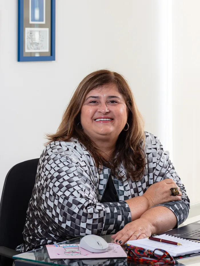 Cristina del Corral à mesa de trabalho